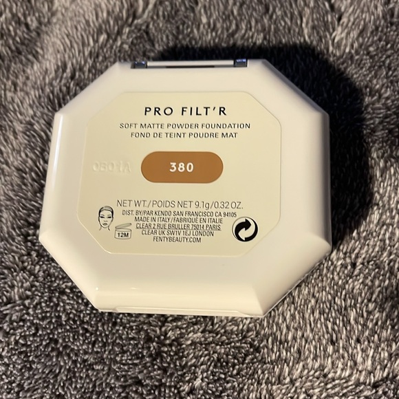 Fenty 380 PRO FILT'R SOFT MATTE POWDER FOUNDATION - Picture 6 of 7